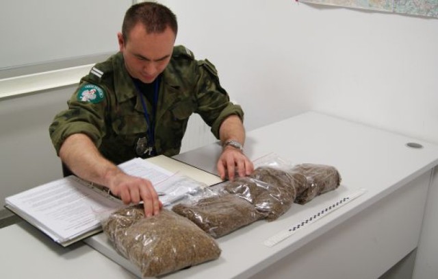 Trzy kilogramy tytoniu przejęli szczecińscy celnicy na lotnisku ...