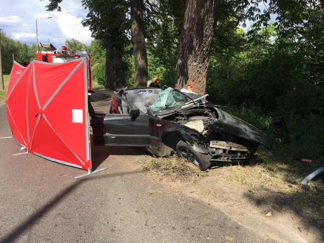 Mężczyzna jadący bmw ul. Nad Groblą w Chełmnie w stronę drogi krajowej nr 91, wychodząc z zakrętu, na  prostym odcinku uderzył bokiem pojazdu w drzewo. 


Dlaczego warto nosić odblaski? Mówi Sławek Piotrowski.

