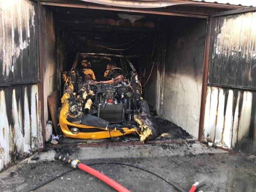 Pożar garażu w Szamocinie. Spłonął samochód i wyposażenie [ZDJĘCIA]