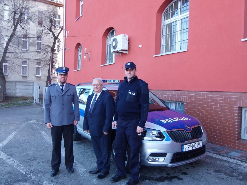 Posterunek policji w Gardei otrzymał nowy radiowóz [ZDJĘCIA]