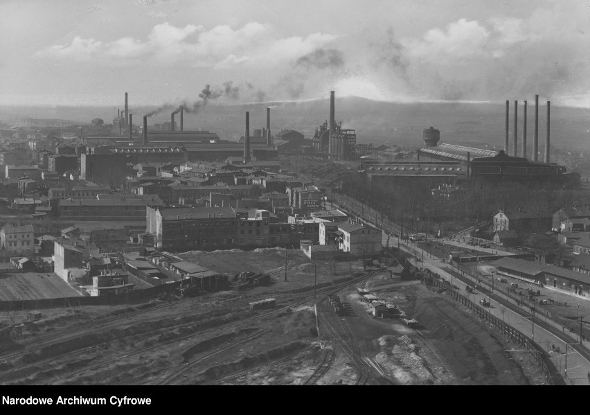 Panorama miasta z fabrykami w tle (zdjęcie zrobiono w...