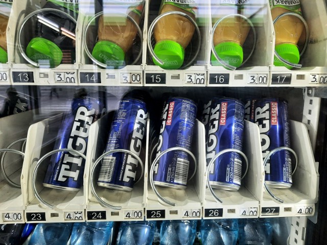 W automacie na pętli Sobieskiego wciąż można kupić napoje energetyczne, mimo obowiązującego zakazu. Sprawdziliśmy czy to legalne.