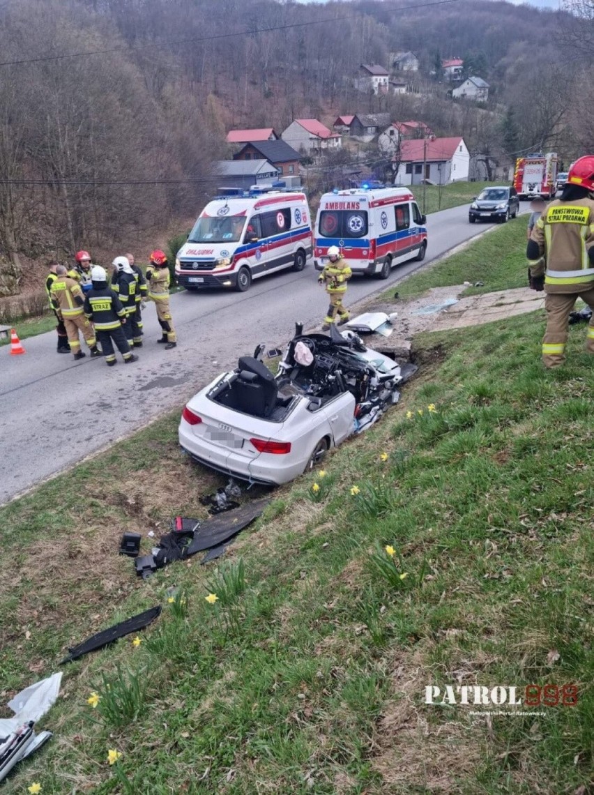 Jerzmanowice. Wypadek na drodze krajowej. Samochód uderzył w betonowy przepust. Dwie osoby ranne, lądował helikopter pogotowia lotniczego