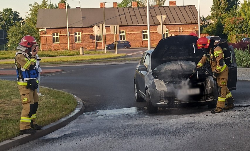 Pożar samochodu przy Galerii Amber w Kaliszu. ZDJĘCIA