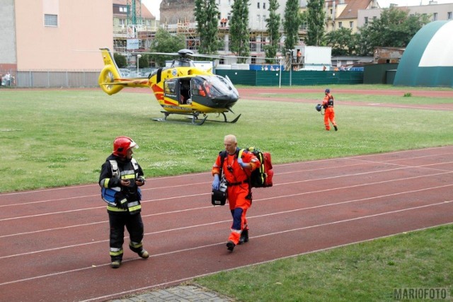 Przed godziną 14 na targowisku na targowisku przy ulicy Targowej w Opolu zasłabła kobieta. Ponieważ nie było wtedy wolnej karetki, wezwano śmigłowiec Lotniczego Pogotowia Ratunkowego. Na miejscu były też dwa zastępy z JR-G 2 w Opolu. Strażacy wykonali u kobiety resuscytację krążeniowo-oddechową. Kobieta została odwieziona samochodem straży pożarnej do szpitala na ul. Katowickiej. Pojechał z nią lekarz z lotniczego Pogotowia Ratunkowego.