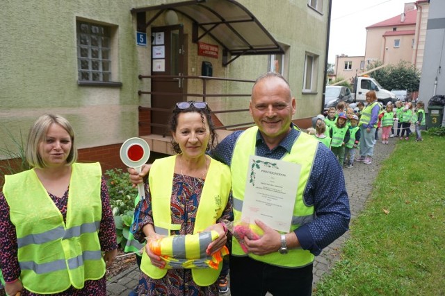 Przemysław Rejdych podczas akcji w przedszkolu w Myślachowicach