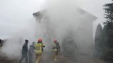 Pożar domu w Foshucie w gminie Stara Kiszewa. Dwie osoby zostały ranne, w tym jedna ciężko. Zobaczcie ZDJĘCIA z akcji