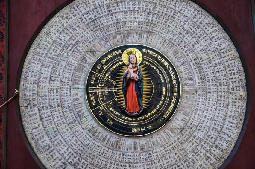 Zegar astronomiczny w Bazylice Mariackiej składa się z 3...