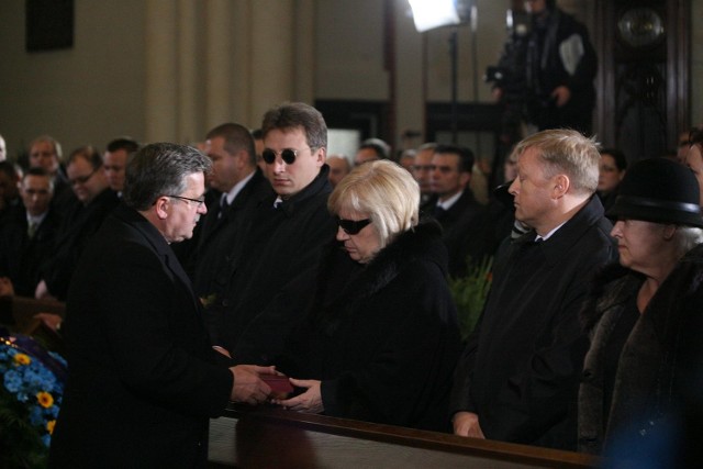 Odznaczenie z rąk prezydenta Bronisława Komorowskiego odebrała wdowa po marku Rosiaku.