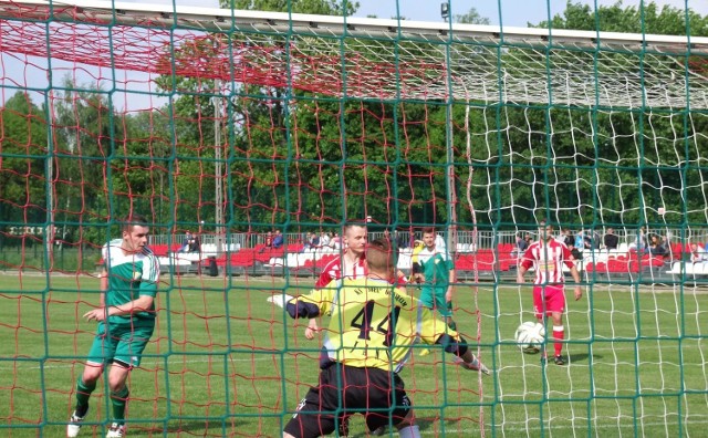 Sytuacja z początku meczu, kiedy Mateusz Szczepaniak (zielona koszulka) nie potrafił pokonać bramkarza Soły II Oświęcim