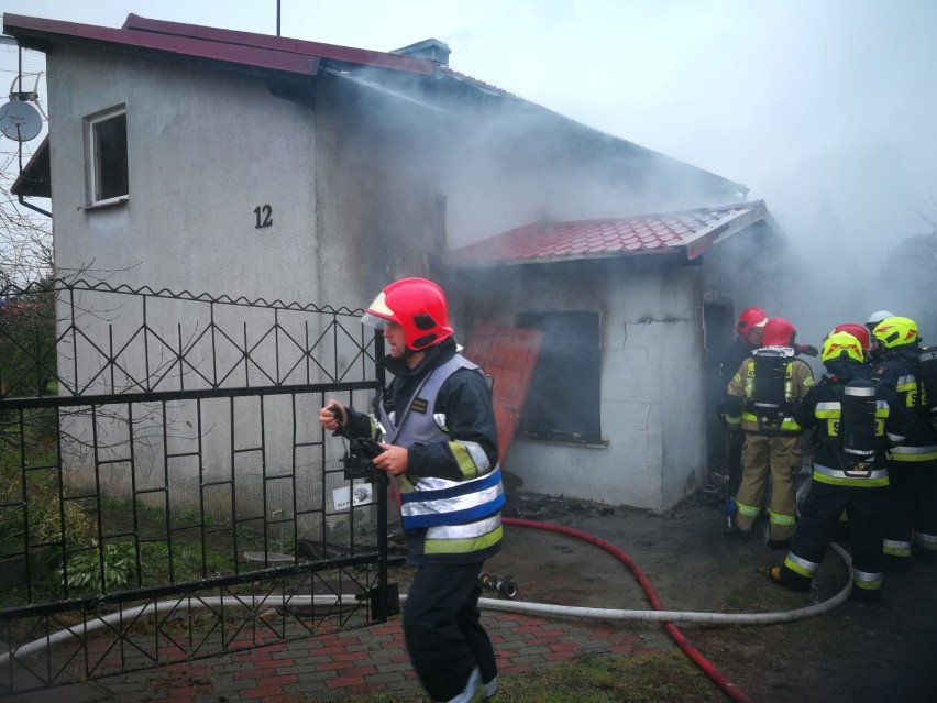 Gmina Trąbki Wielkie: Pożar domu w Postołowie gasiło 6 zastępów straży [ZDJĘCIA]