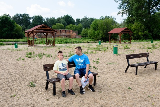 Torunianie doczekali się kolejnej plaży nad Wisłą. Powstała przy Zamku Dybowskim. To nowe miejsce do odpoczynku dla mieszkańców Torunia oraz turystów.