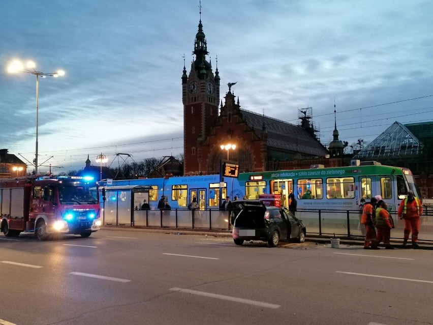 Zderzenie samochodów przy PKP w Gdańsku 22.03.2021. Jedno z...