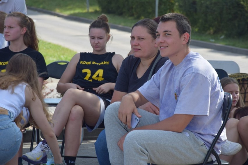 Turniej streetball w Koninie. „Jaraj sport, a nie towar”. Drugi turniej ulicznej koszykówki w rytmie muzyki hip-hop. [ZDJĘCIA]