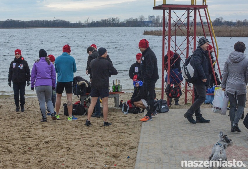 Morsy z Grudziądza rozpoczęły rok kąpielą w Jeziorze Rudnickim [wideo, zdjęcia]
