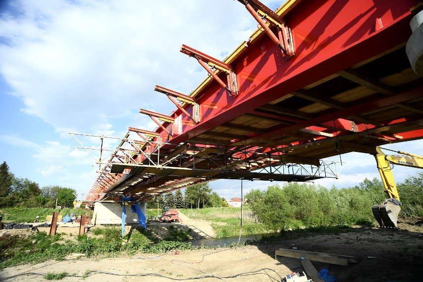 Budowa mostu na Gądkach w Jaśle idzie jak burza. Jest szansa, że zostanie ukończony wcześniej niż planowano [ZDJĘCIA]