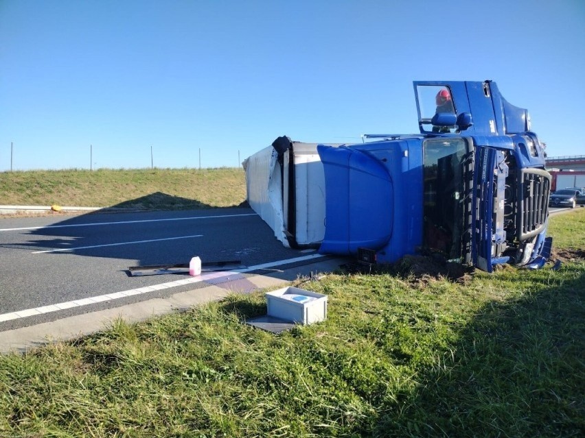 Tir wywrócił się na autostradzie A4 w Zaczarniu. Doga była zablokowana [ZDJĘCIA]