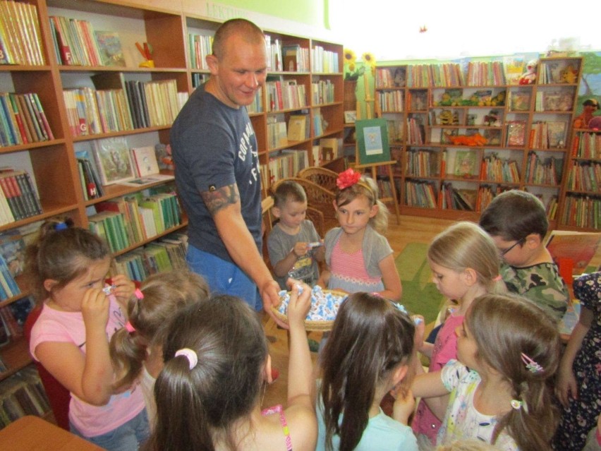 Michał Pasternak czytał dzieciom w pińczowskiej bibliotece.