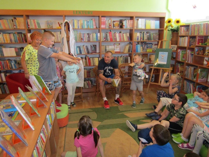 Michał Pasternak czytał dzieciom w pińczowskiej bibliotece.