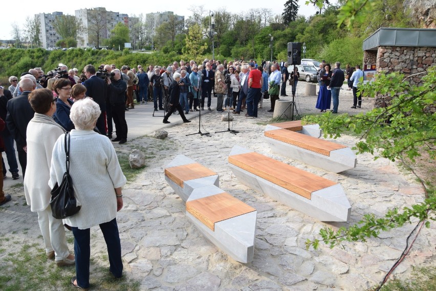 Na kieleckiej Kadzielni ustawiono mówiące ławeczki Jerzego Kapuścińskiego [WIDEO, zdjęcia]