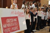 700 uczniów Szkoły Podstawowej nr 26 w Wałbrzychu wzięło udział w akcji "Szkoła do hymnu" FILM, ZDJĘCIA