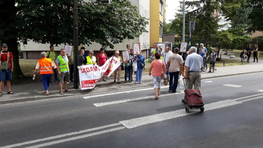 Chcą powrotu autobusu, więc protestują -  mieszkańcy zablokowali ulicę Batalionów Chłopskich [ZDJĘCIA] 