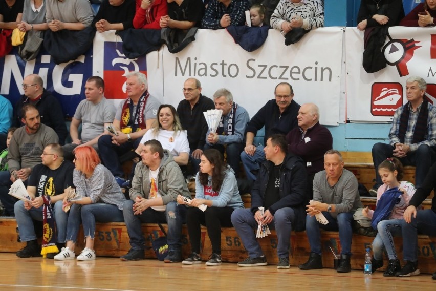 Kibice na meczu SPR Pogoń - AZS Koszalin.