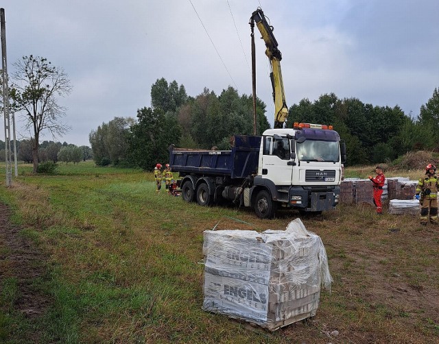 Do wypadku doszło podczas rozładunku dachówki z samochodu ciężarowego.