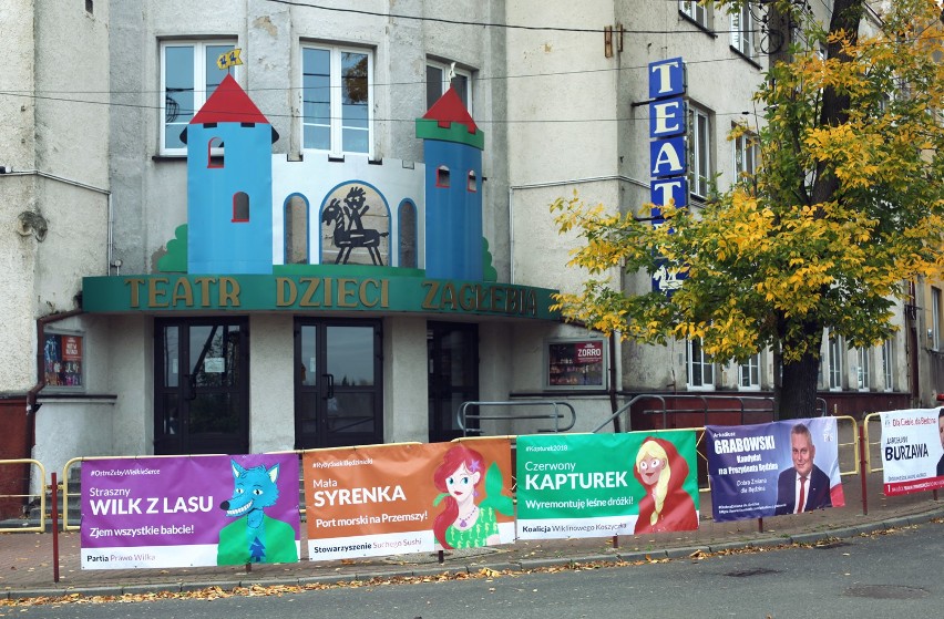 Kandydaci PiS wywiesili plakaty wyborcze przed Teatrem Dzieci Zagłębia. Jest reakcja teatru... wystawiono bajkowych kandydatów [ZDJĘCIA]