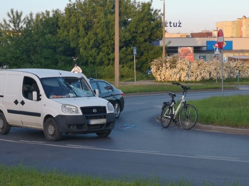 Toruń. Potrącenie rowerzystki na rondzie Czadcy