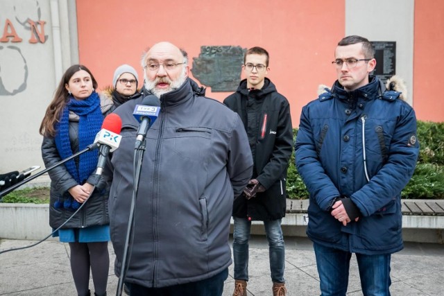 7 grudnia podczas konferencji prasowej na placu pod biurem PiS, radni Krystian Frelichowski i Szymon Róg zaapelowali o pomoc dla polskiej rodziny z Białorusi