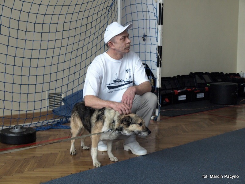 Mirosław Ryduchowski na co dzień karmi psa Baltica