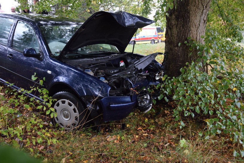 Groźne zderzenie trzech aut na rogatkach Szczecinka. Są poszkodowani [zdjęcia]