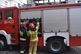Roczne dziecko zatrzaśnięte w BMW. Akcja straży pożarnej na osiedlu Westerplatte. Ratownicy musieli wybić szybę w aucie, aby otworzyć pojazd