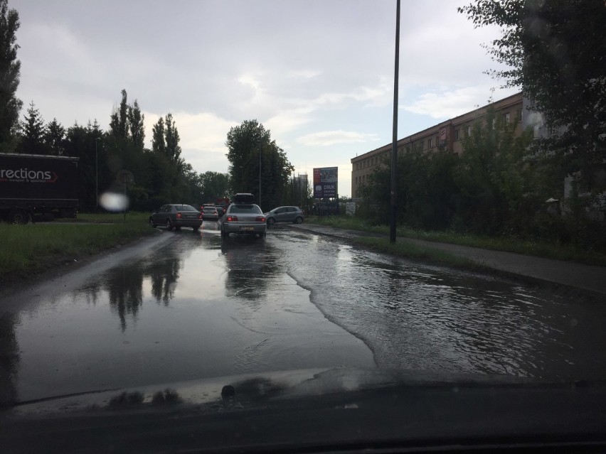 Przez Kraków przeszła ulewa. Woda zalała przejście podziemne pod rondem Czyżyńskim