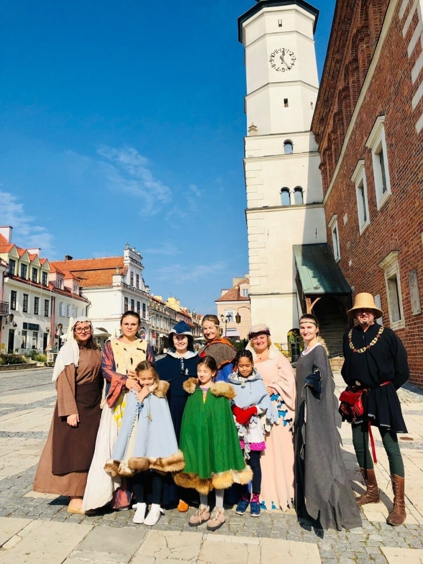 Niezwykłe postaci zawitały do sandomierskiego ratusza. Wszystko za sprawą projektu "Jesień Średniowiecza". Zobacz zdjęcia