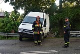 Kraśnik: Kierowca dostawczego iveco stracił panowanie nad autem i wjechał w barierkę ZDJĘCIA, WIDEO