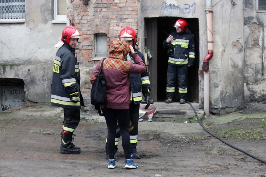 Pożar w kamienicy przy ulicy Głogowskiej w Legnicy [ZDJĘCIA]
