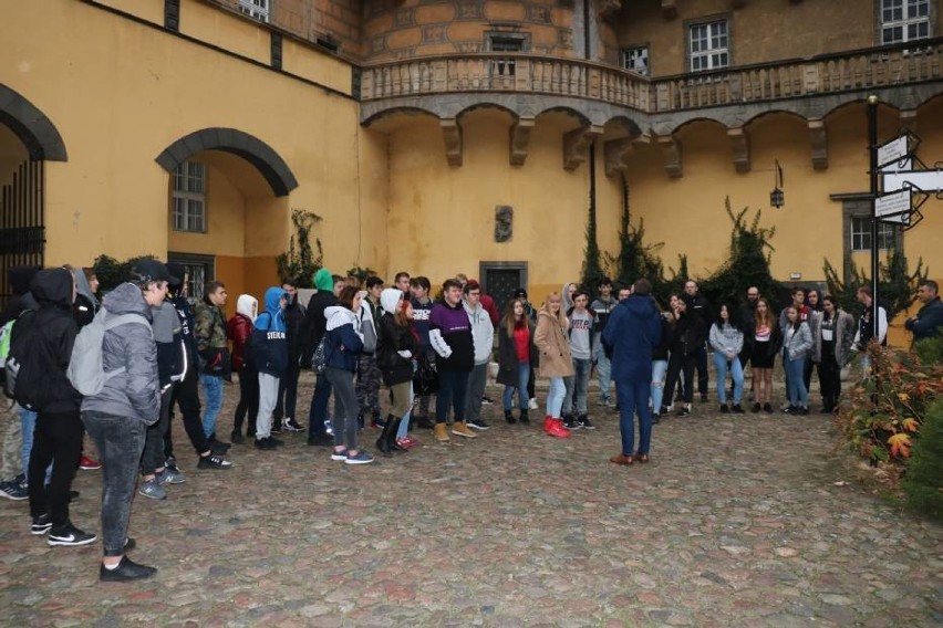 Tańce, lanie wosku, wróżby...Tak bawiliśmy się kilka lat temu na Andrzejkach w Oleśnicy i okolicach (ZDJĘCIA)