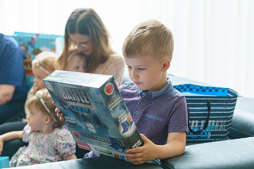 Sześcioraczki z Tylmanowej obok Łącka niedługo będą obchodzić drugie urodziny.W Międzynarodowy Dzień Rodziny odwiedził je marszałek[ZDJĘCIA]