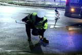 Tragedia w Płonczynie. Mężczyzna leżał na poboczu, gdy uderzyło go auto. Nie przeżył