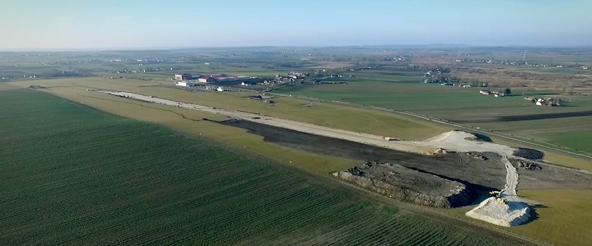 Depułtycze Królewskie. Prace na lotnisku już poza połową, wszystko dzięki dobrej pogodzie