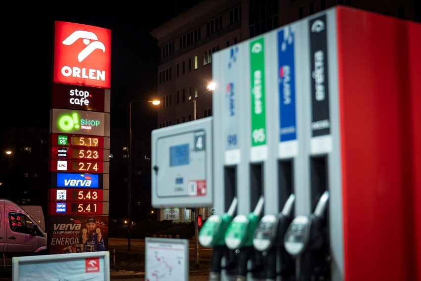 Orlen podaje, że znacznie obniżył ceny paliw na swoich...