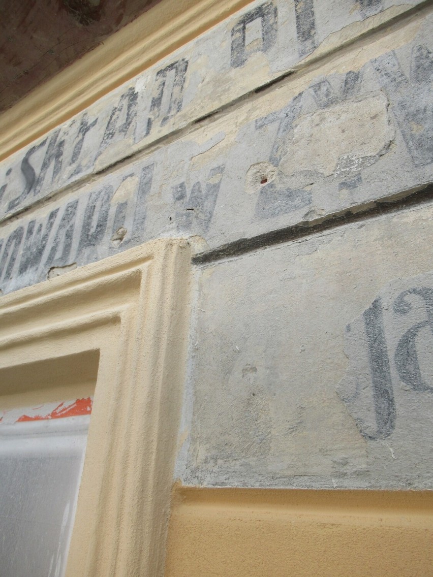 W trakcie remontu elewacji kamienicy przy ul.  Dworskiego w Przemyślu odsłonięto stare napisy [ZDJĘCIA]