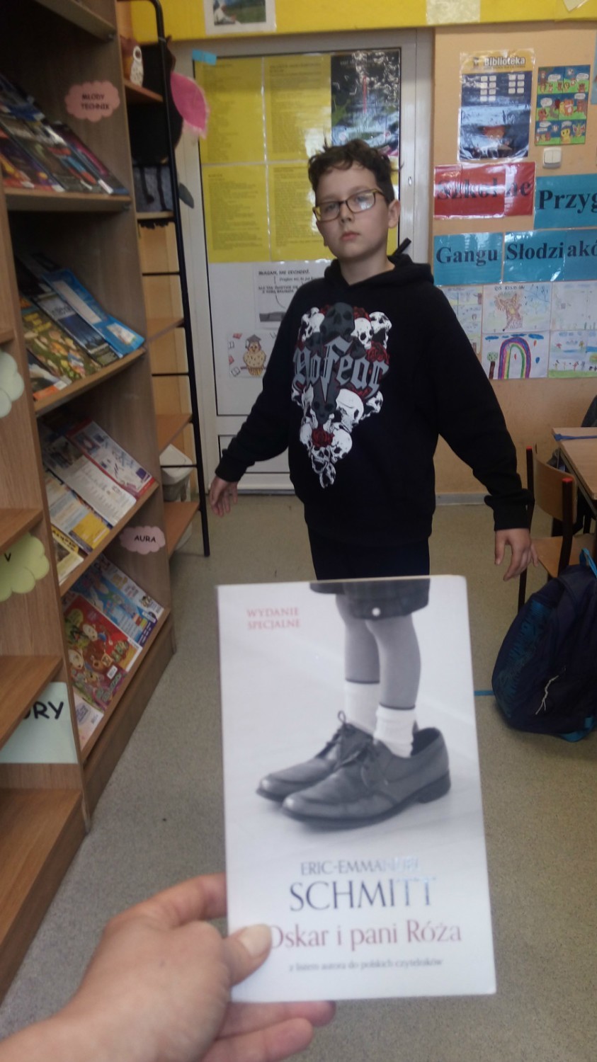 "Sleeveface w bibliotece" - uczniowie z Moskurni robili sobie zdjęcia z okładkami ulubionych książek ZDJĘCIA