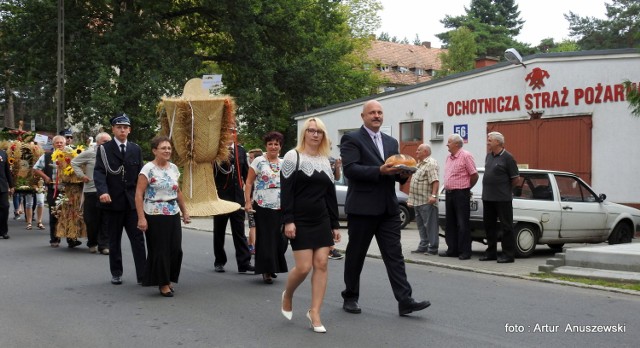 Tłum mieszkańców gminy bawił się w sobotę na gminnych dożynkach w Kęszycy Leśnej.