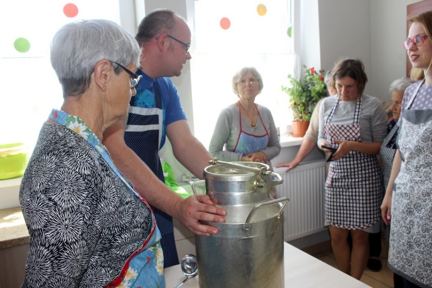 Senior Wigor. Warsztaty robienia sera, ze słodkiego mleka [Zdjęcia]