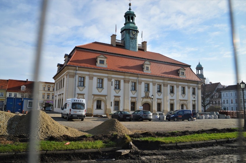 Kostka granitowa z rawickiego rynku trafi na rynek w Sarnowie? Mieszkańcy podzieleni [WYPOWIEDZI]