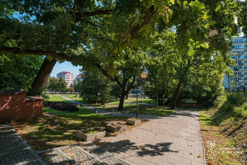 Park Kazimierzowski to malowniczy i zarazem mało znany zakątek Warszawy. Znajdziemy go na szczycie skarpy