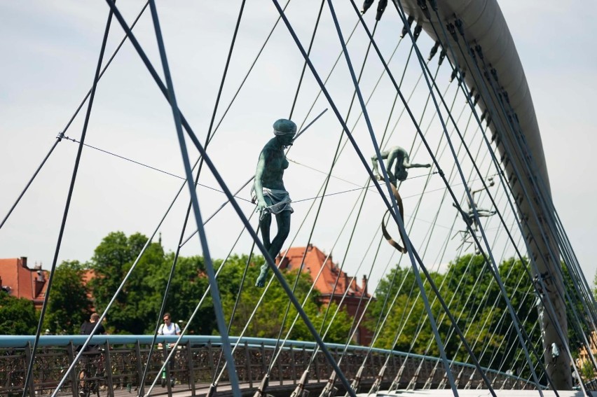 Na Kładkę o. Bernatka wróciły kolejne rzeźby